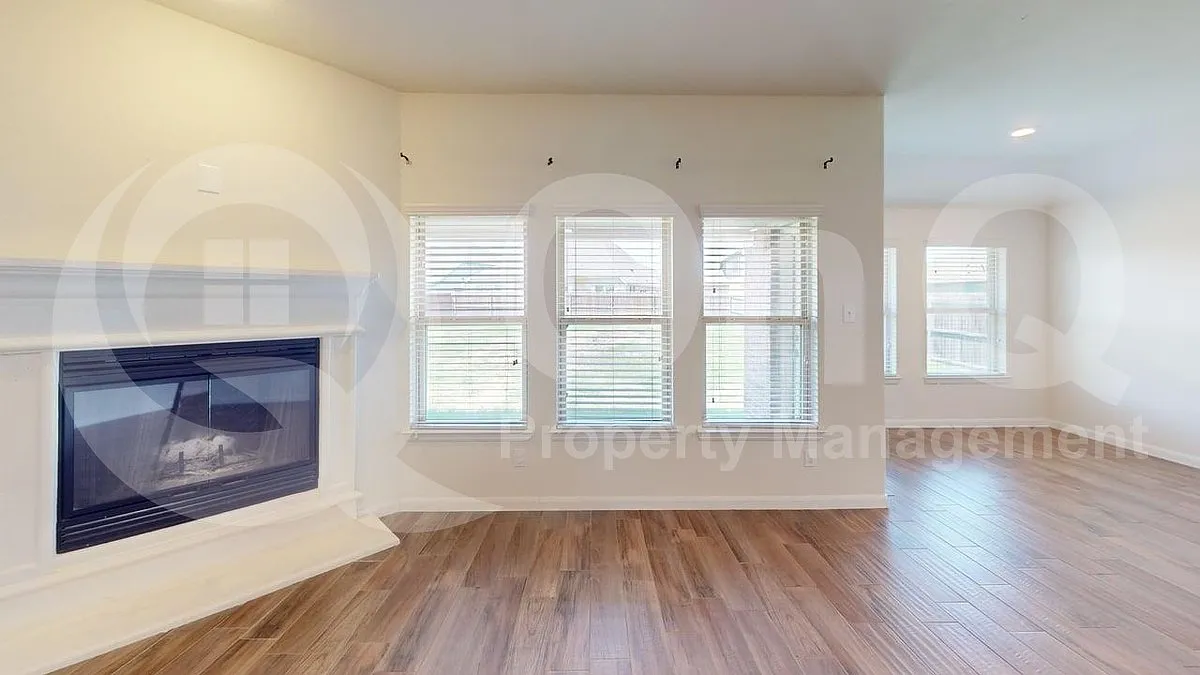 4 bed, 2.0 bath, 1737 sqft, $2,400 — Photo 4