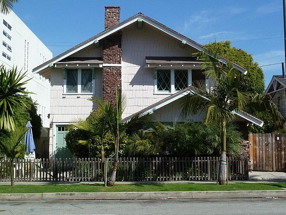 2nd image of 1423 Cabrillo Ave