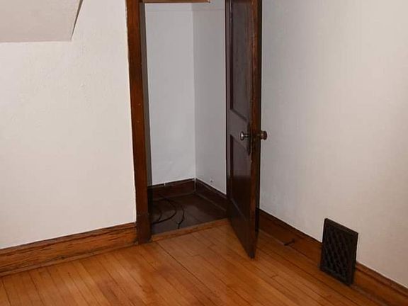 3rd image of 1421 W Argyle St
