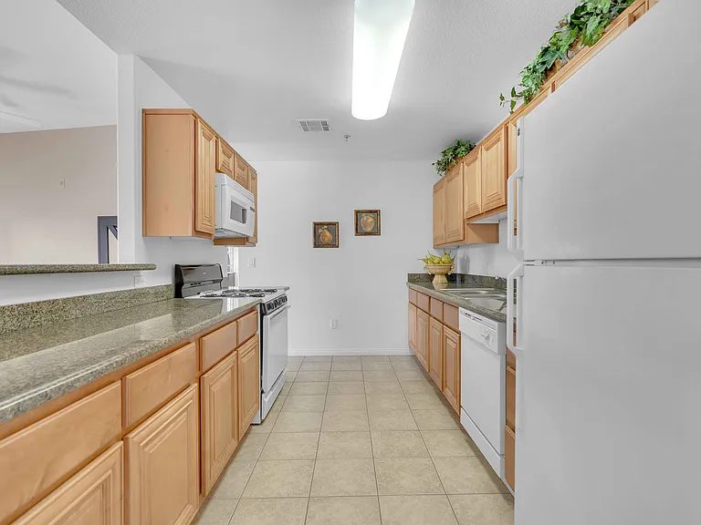 9925 W Russell Rd — Photo 36