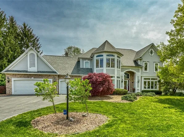 2 Pipers Meadow Trl, Penfield, NY 14526