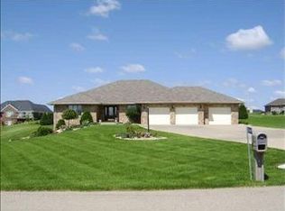 10669 Chickadee Dr, Peosta, IA 52068