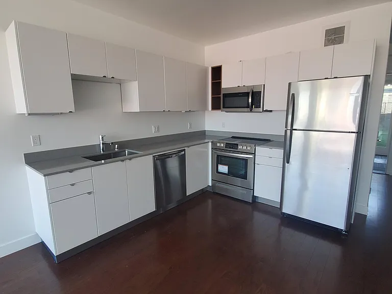 718 Clay St #302 — Photo 6