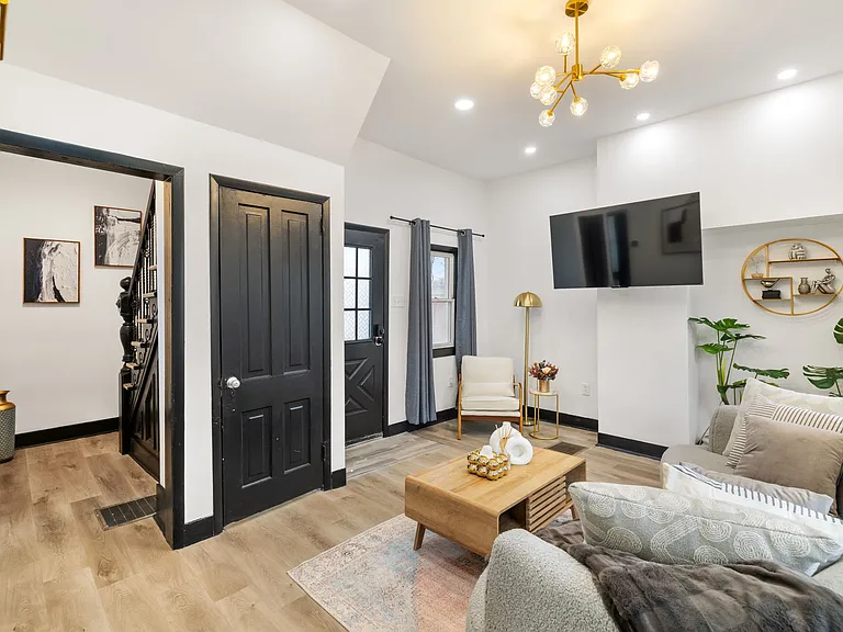10 Carrie St — Photo 3