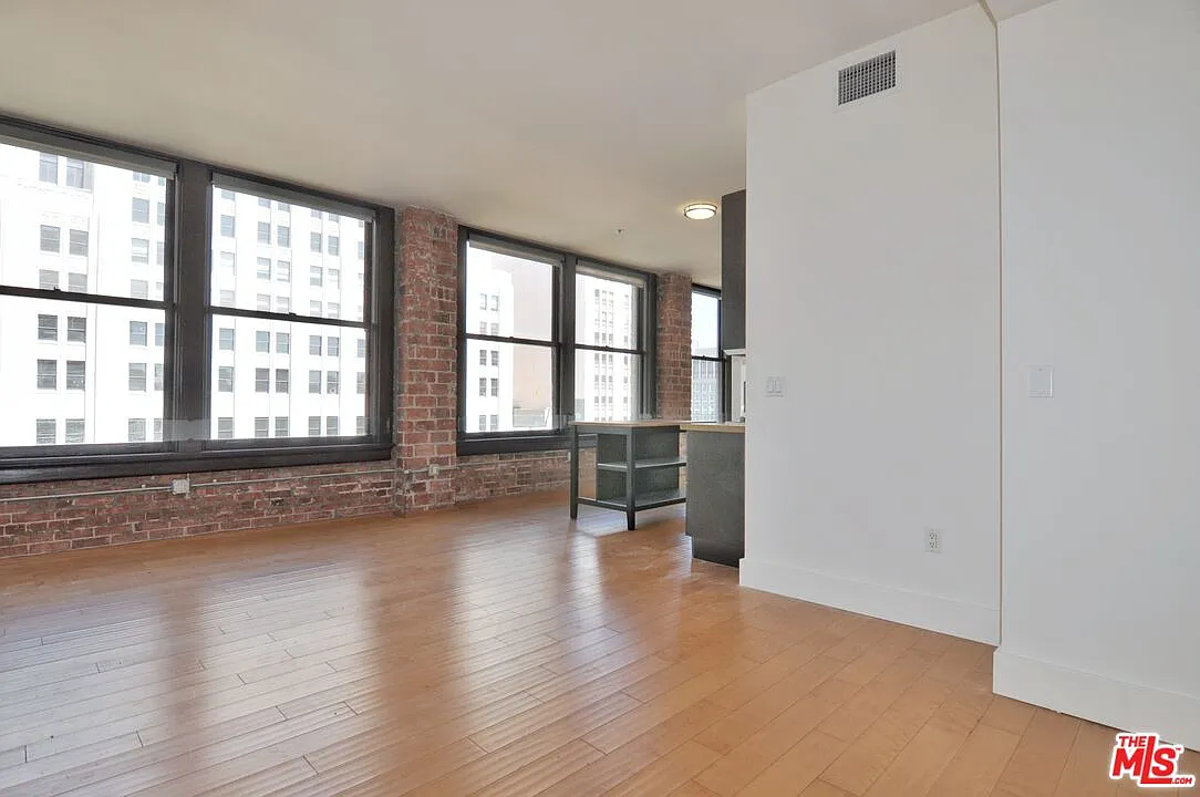 Building Photo - 460 S Spring St #701