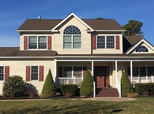 9 Gibbons Ct, Sayville, NY 11782