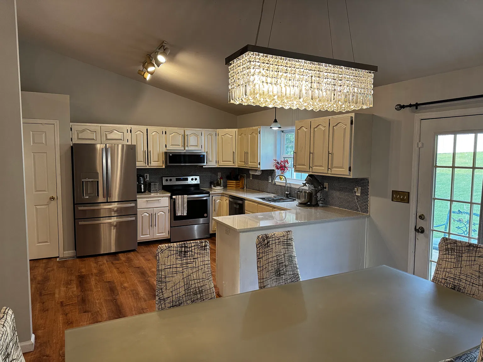 3 bed, 2527 sqft, $2,395 — Photo 4