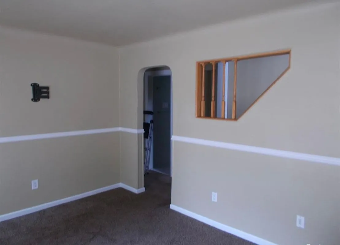 3 bed, 1.0 bath, 936 sqft, $1,900 — Photo 3
