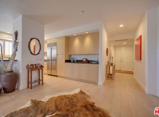 117 N Gale Dr APT 301, Beverly Hills, CA 90211