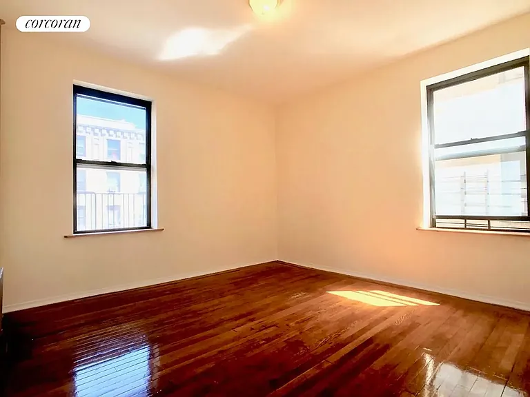 560 Isham St #3J — Photo 2