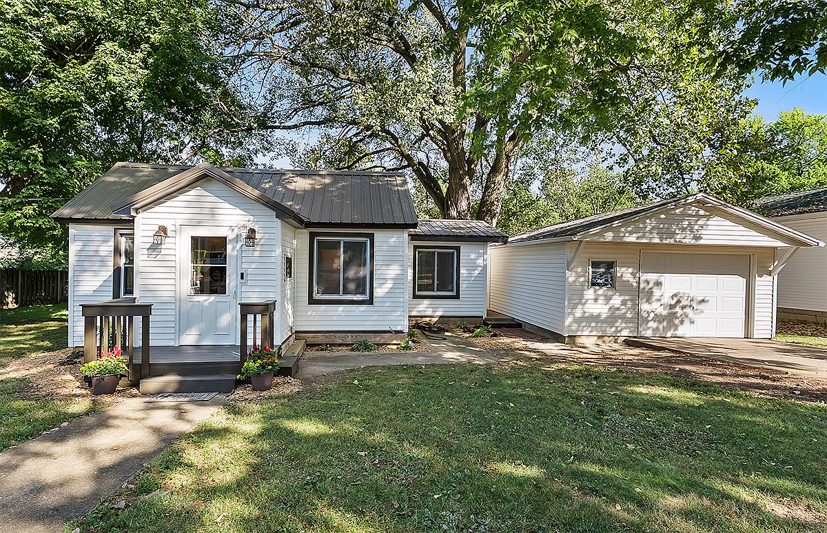 608 N Douglas St photo 1
