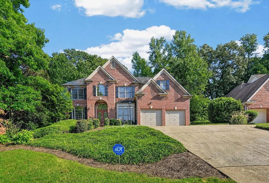 4 bed, 4500 sqft, $4,290 — Photo 2
