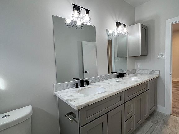 4th image of 4024 Sanford St #1B