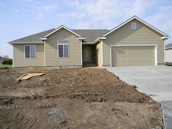 2nd image of 825 Joanie Ln