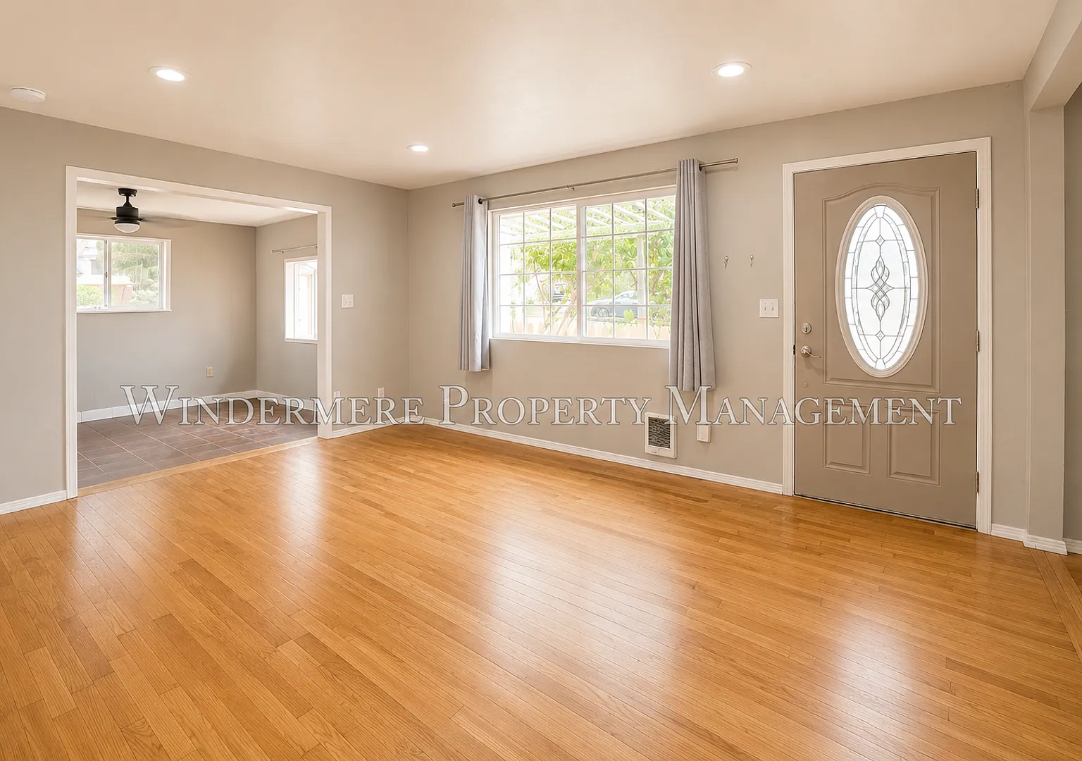 Three Bed Rambler on large fenced corner lot with patio — Photo 4