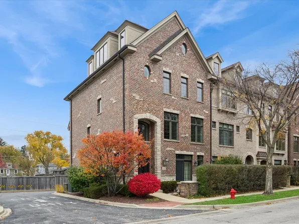 148 W Quincy St, Westmont, IL 60559