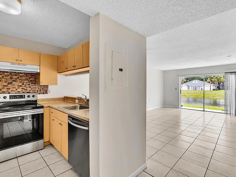 1020 Lake Victoria Dr #B — Photo 8