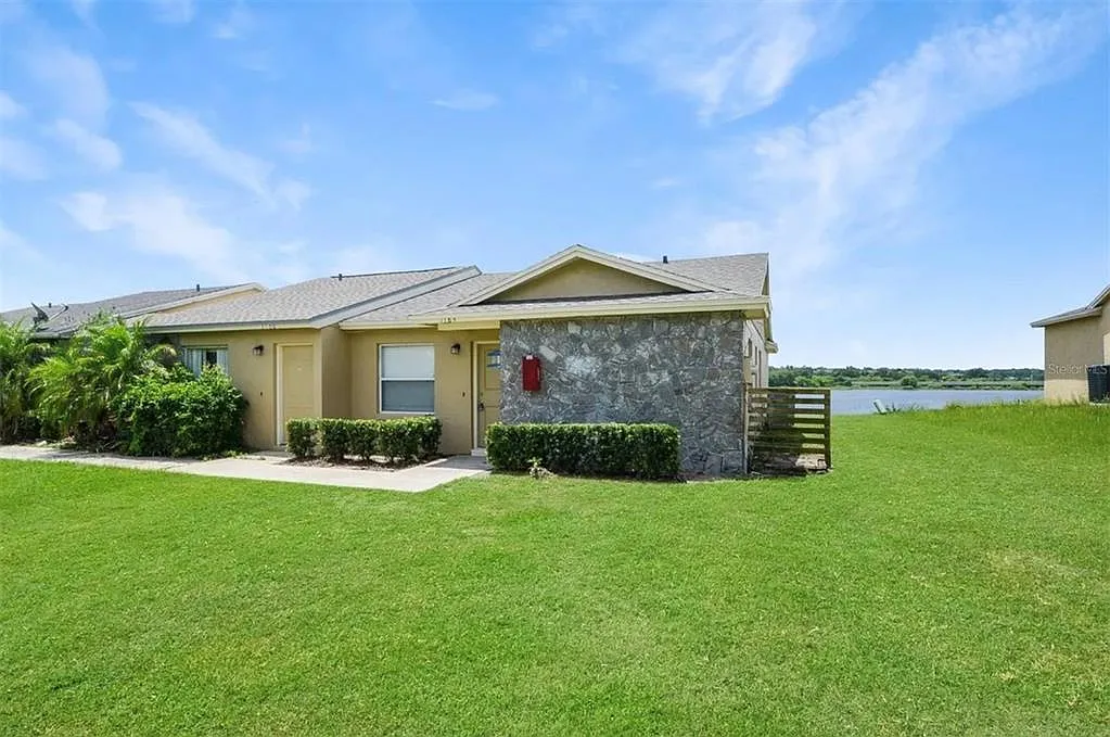 3 bed, 2.0 bath, 1106 sqft, $2,000 — Photo 2