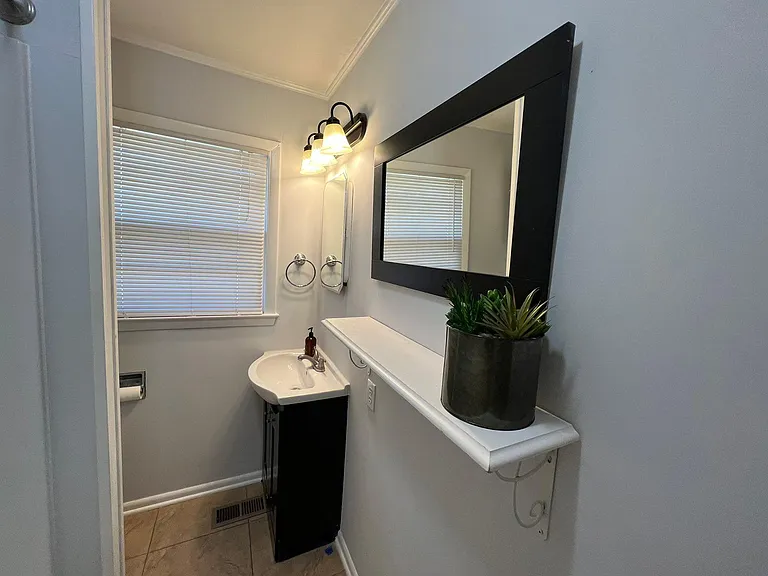 1203 James St — Photo 7