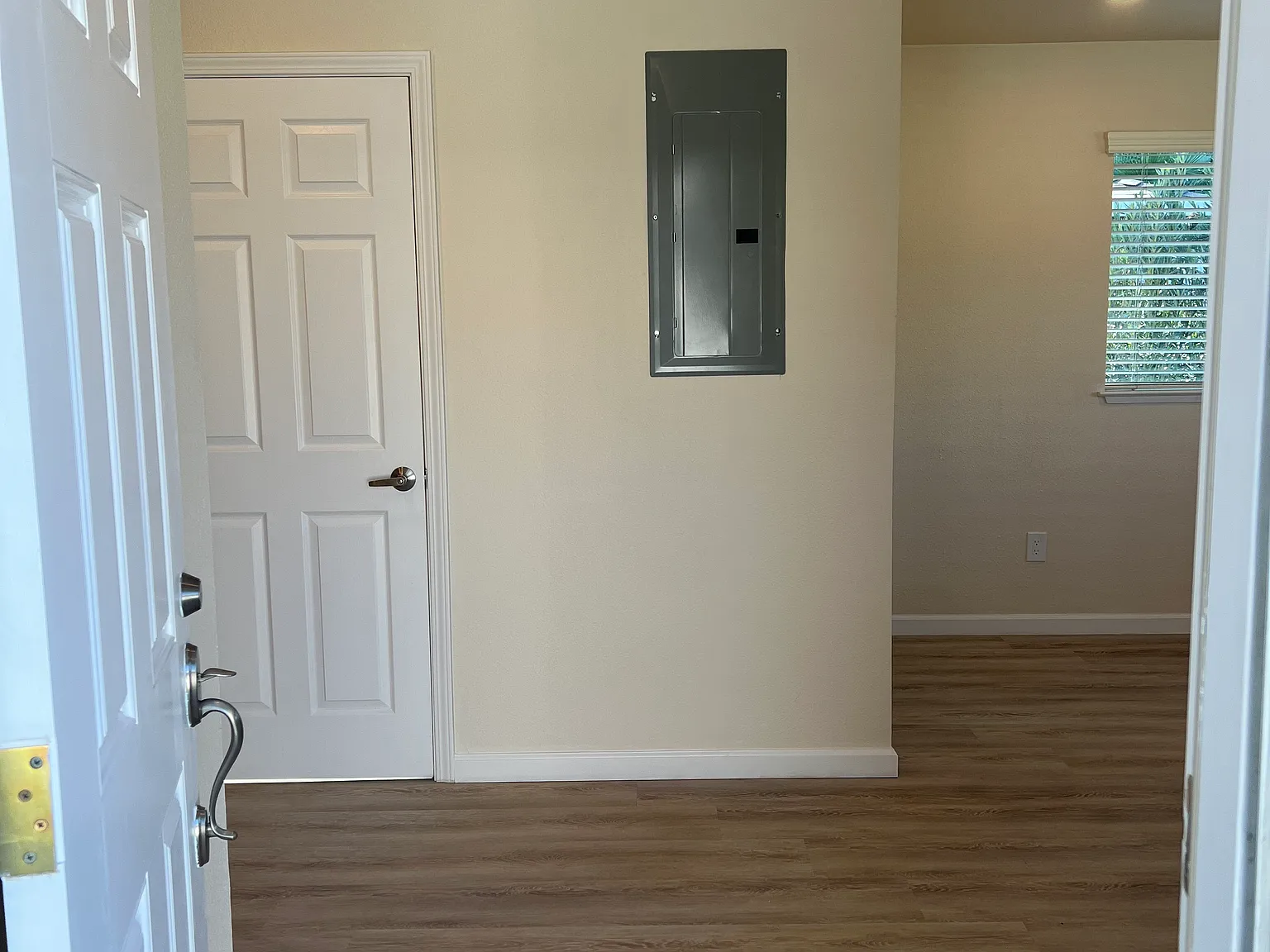 3288 Cabrillo Dr — Photo 3
