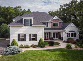 515 Rustic Ln, Hartland, WI 53029