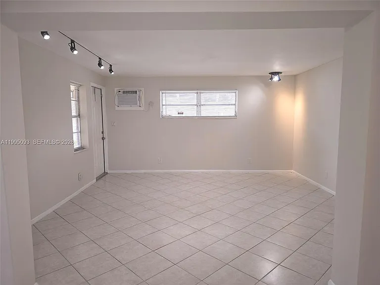 1723 Thomas St #3 — Photo 5