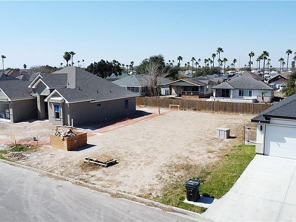 3rd image of 704 La Laguna Rd