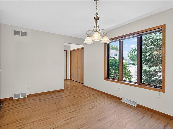 5th image of 417 Cherry Hill Dr