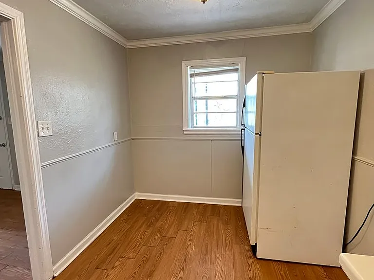 313 W Peach St — Photo 8