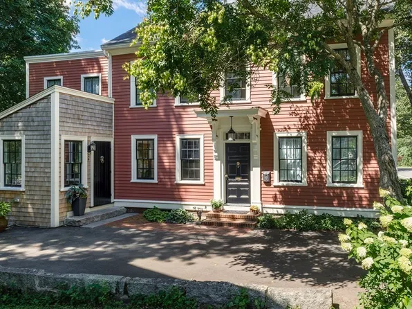 24 High St, Ipswich, MA 01938