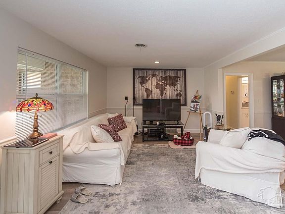 3rd image of 4060 Arbutus Dr