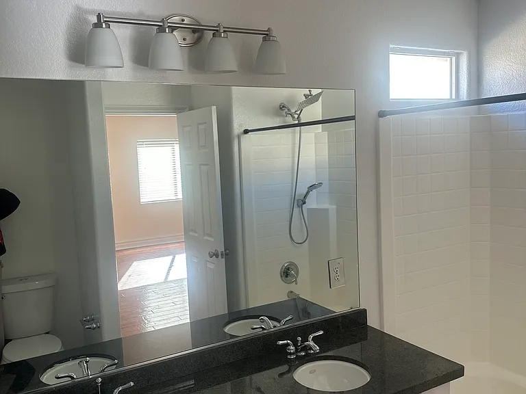 Upstairs Full Bathroom