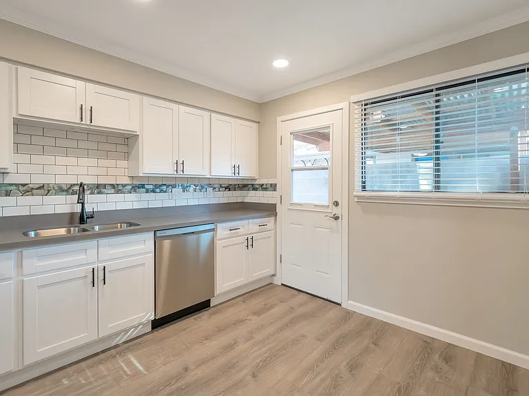 515 E Dunbar Dr — Photo 4