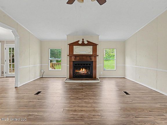 2nd image of 128 Rosewood Ln