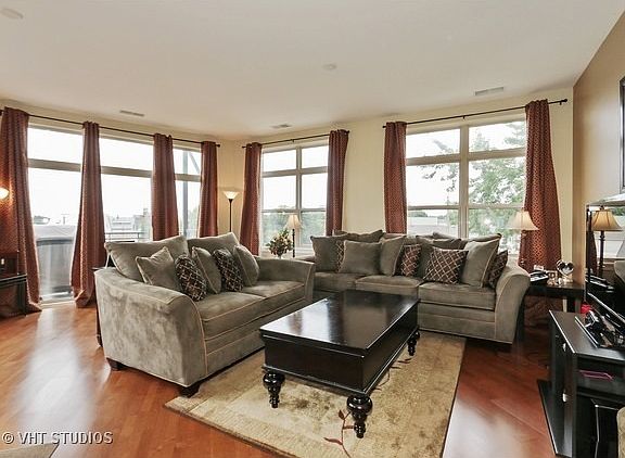 2nd image of 2143 W Wellington Ave Unit 301