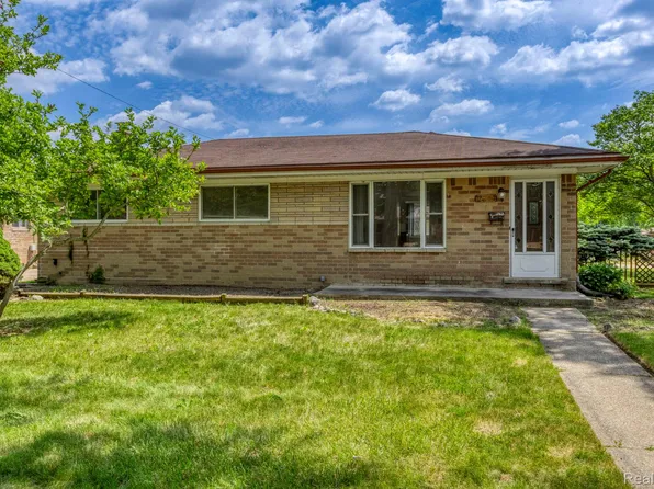 32240 Hawthorne Dr, Warren, MI 48092