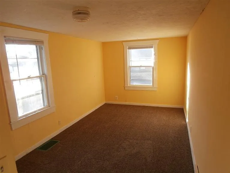 1140 S Maryland Ave — Photo 3