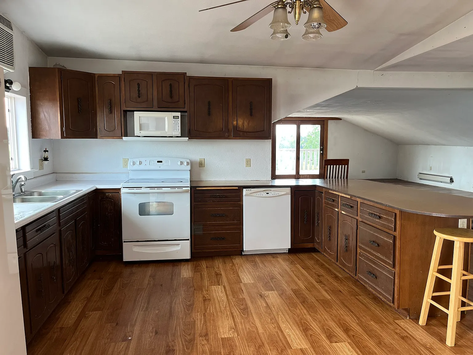 3 bed, $900 — Photo 1