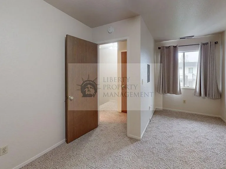915 Kenwood Ave #2 — Photo 12