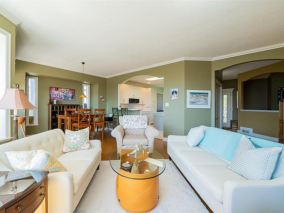 5th image of 180 Rainbow Cres
