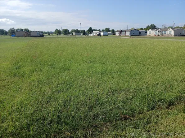 Lake Dr, Checotah, OK 74426