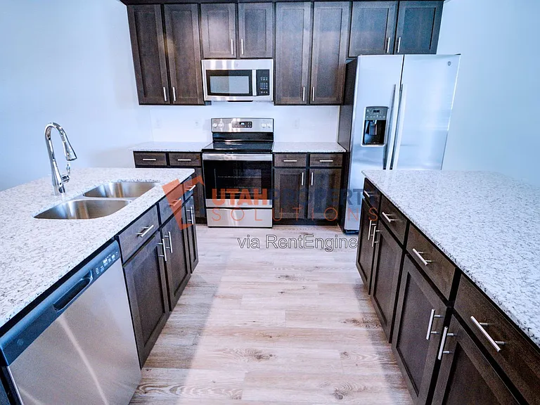 1047 W 400 S — Photo 9