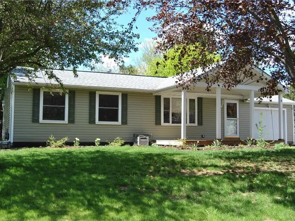 9 Heritage Cir, Farmington, NY 14425