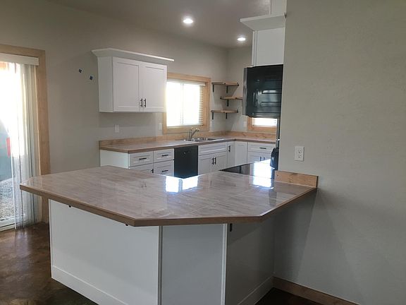 Large kitchen peninsula with power