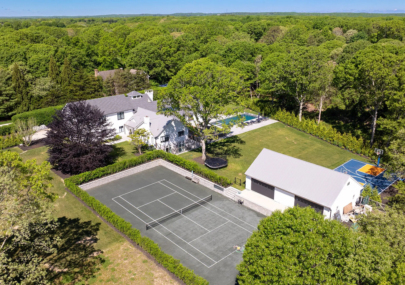 Sagaponack Estate with pool, hot tub, tennis court, basketball — Photo 2