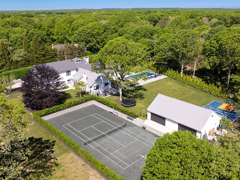 44 Greenleaf Ln — Photo 2