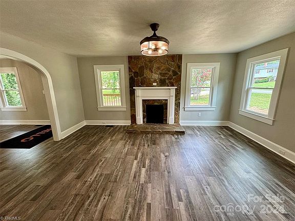 2nd image of 1904 Swan Dr