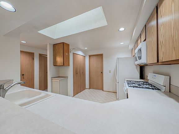 4th image of 4724 74th Pl NE