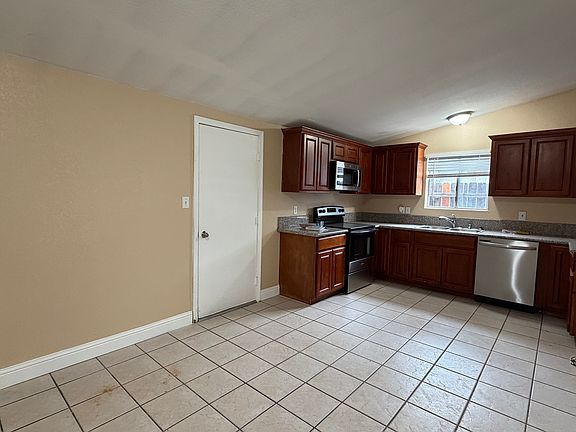 4th image of 136 Pico Ave