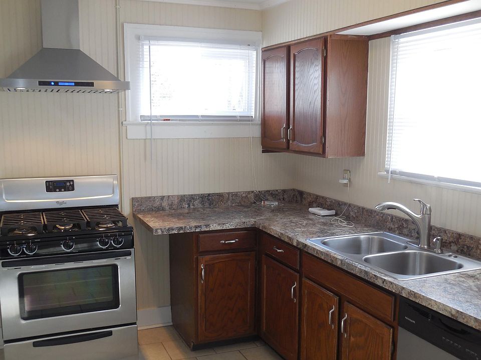 Modern Kitchen with Stainless Steel Appliances